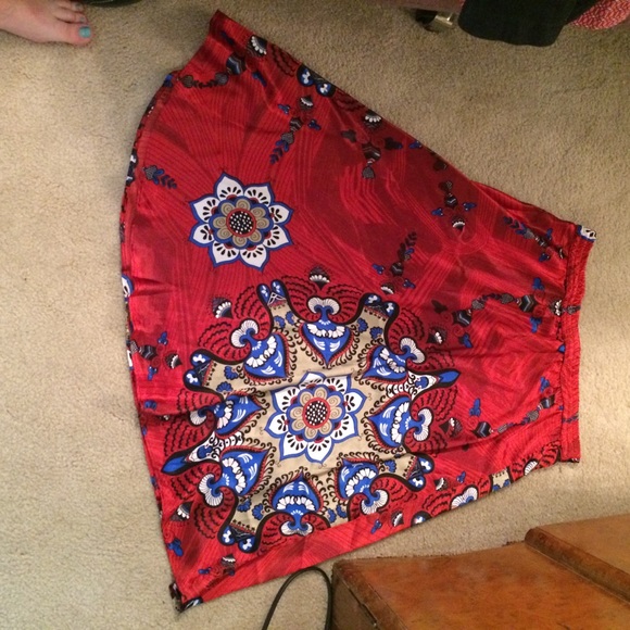 Silky red skirt - Picture 2 of 6